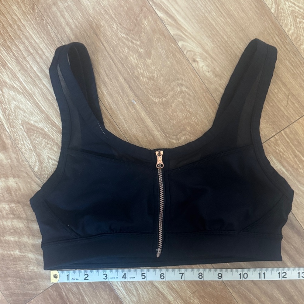 lululemon Drop it like it’s hot Black Front-Zip Sports Bra with Rose Gold Zip